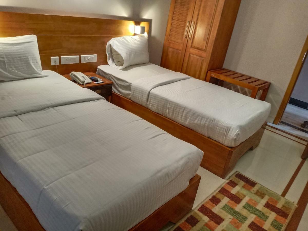 Devanganam Residency Hotell Guruvāyūr Exteriör bild