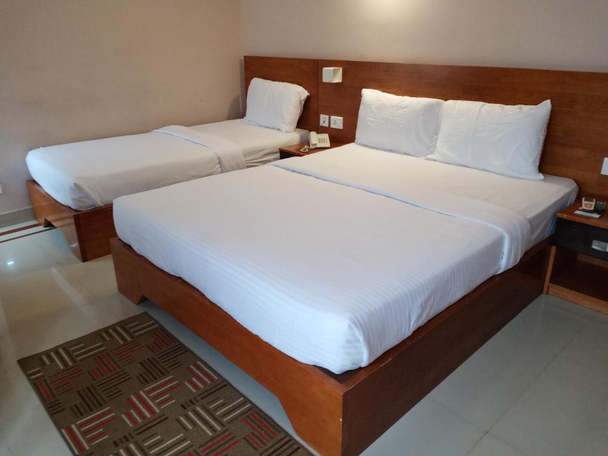 Devanganam Residency Hotell Guruvāyūr Exteriör bild