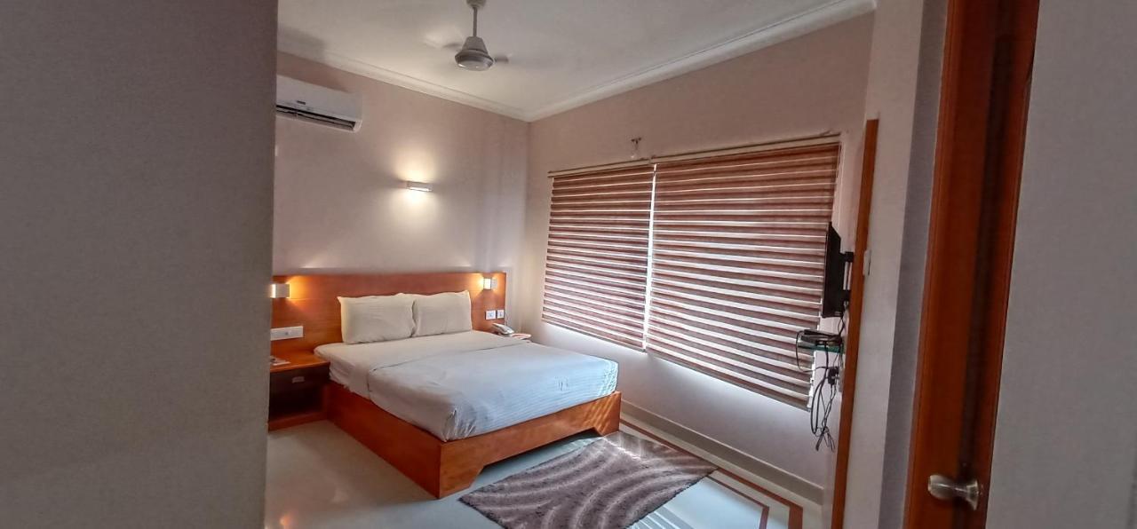 Devanganam Residency Hotell Guruvāyūr Exteriör bild