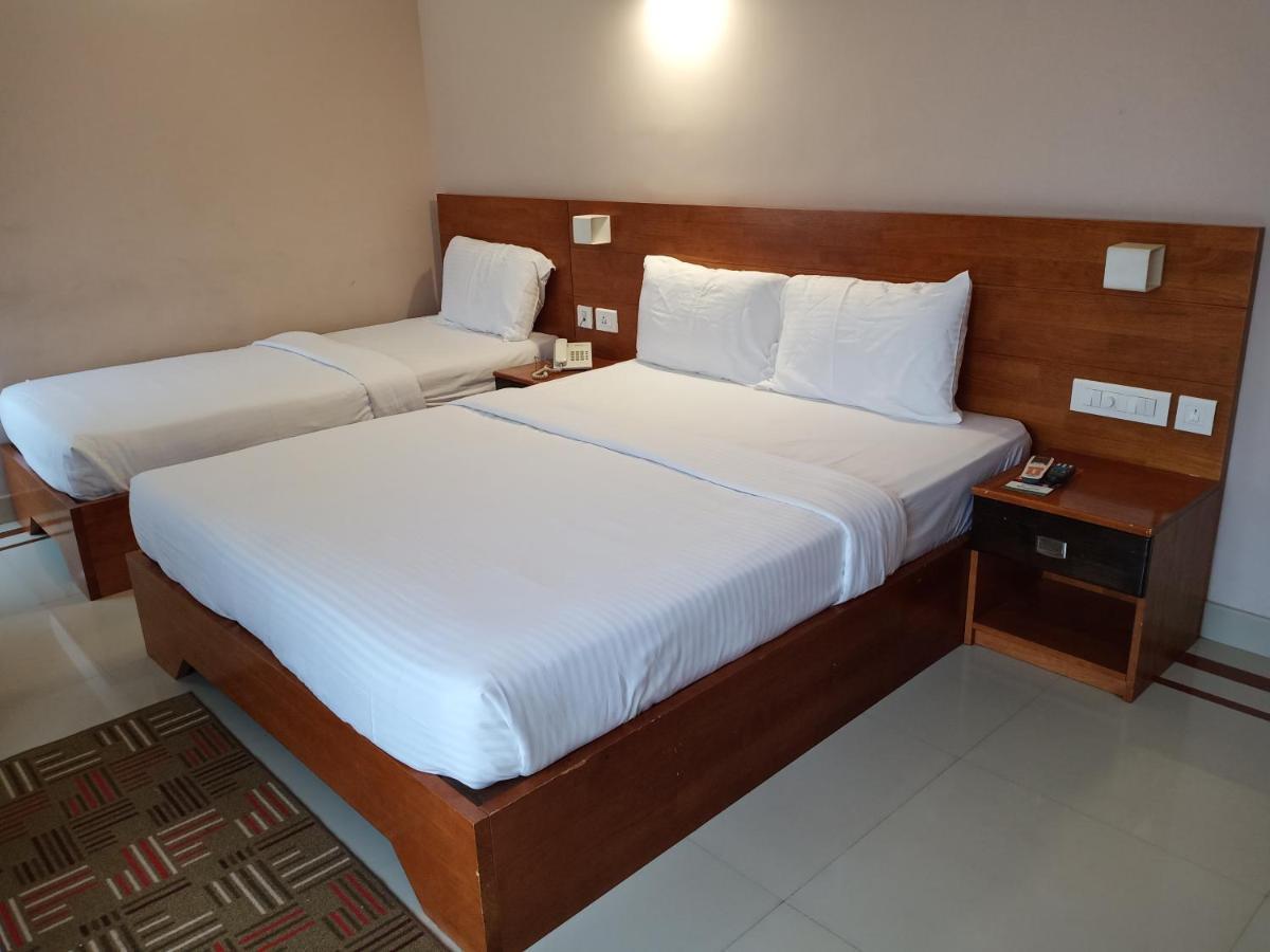Devanganam Residency Hotell Guruvāyūr Exteriör bild